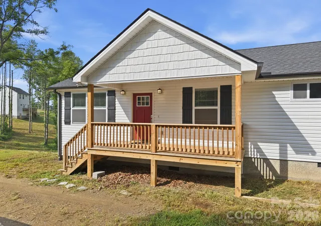 Photo 3 of Single family home for sale at 7 Greenridge Rd, Weaverville, NC 28787 | MLS# 4415328 | Listing updated on 2026-09-24