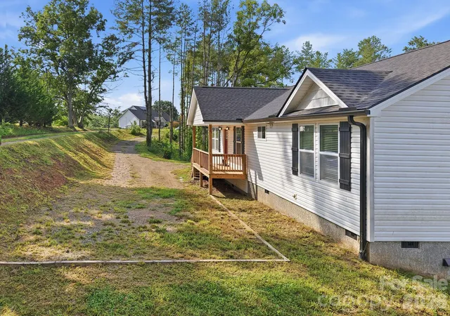 Photo 3 of Single family home for sale at 7 Greenridge Rd, Weaverville, NC 28787 | MLS# 4415328 | Listing updated on 2026-09-24