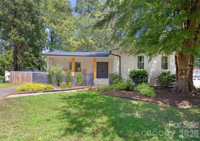 Photo 3 of Sale Pending at 226 Vickery Dr, Charlotte, NC 28215 | MLS# 4415894 | Listing updated on 2026-09-12