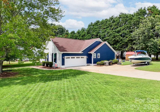 Photo 2 of Single family home for sale at 106 Webbed Ft Rd, Mooresville, NC 28117 | MLS# 4416003 | Listing updated on 2026-09-21