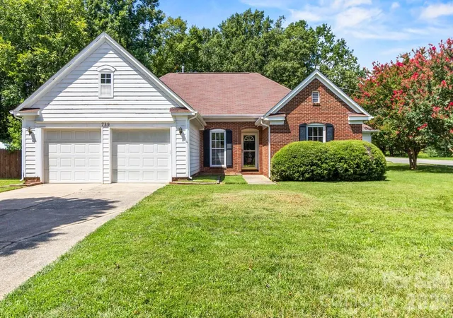 Photo 1 of Single family home for sale at 739 Oakbluff Cir, Charlotte, NC 28216 | MLS# 4416237 | Listing updated on 2026-09-11