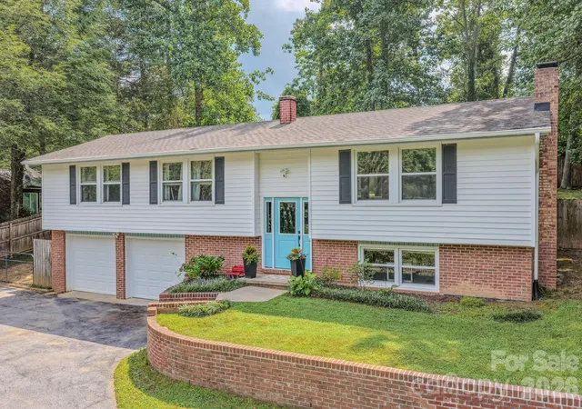 Photo 1 of Single family home for sale at 38 Ferenvilla Dr, Hendersonville, NC 28791 | MLS# 4416441 | Listing updated on 2026-09-25