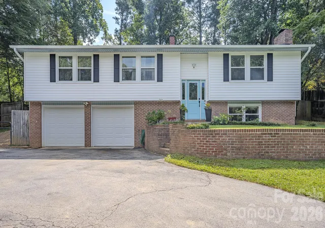 Photo 2 of Single family home for sale at 38 Ferenvilla Dr, Hendersonville, NC 28791 | MLS# 4416441 | Listing updated on 2026-09-25
