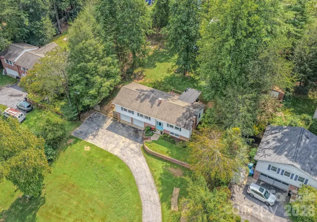 Photo 3 of Single family home for sale at 38 Ferenvilla Dr, Hendersonville, NC 28791 | MLS# 4416441 | Listing updated on 2026-09-25
