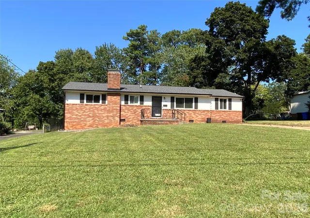 Photo 1 of Single family home for sale at 325 Glenwood Dr, Mooresville, NC 28115 | MLS# 4417302 | Listing updated on 2026-09-27