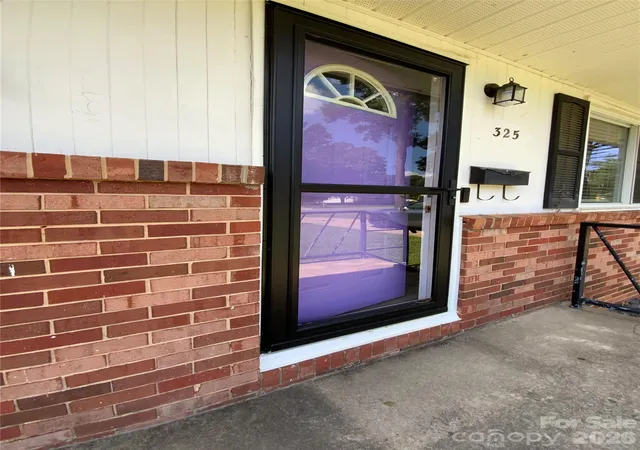 Photo 2 of Single family home for sale at 325 Glenwood Dr, Mooresville, NC 28115 | MLS# 4417302 | Listing updated on 2026-09-27