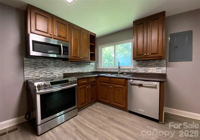 Photo 3 of Single family home for sale at 325 Glenwood Dr, Mooresville, NC 28115 | MLS# 4417302 | Listing updated on 2026-09-27