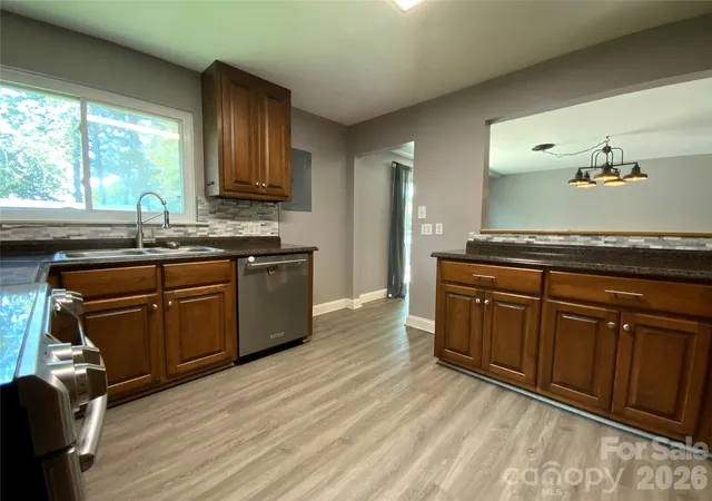 Photo 3 of Single family home for sale at 325 Glenwood Dr, Mooresville, NC 28115 | MLS# 4417302 | Listing updated on 2026-09-27