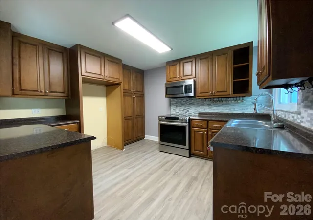 Photo 4 of Single family home for sale at 325 Glenwood Dr, Mooresville, NC 28115 | MLS# 4417302 | Listing updated on 2026-09-27