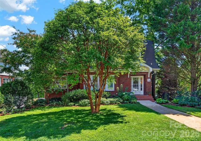 Photo 1 of Single family home for sale at 36 Mount Vernon Cir, Asheville, NC 28804 | MLS# 4417652 | Listing updated on 2026-09-14