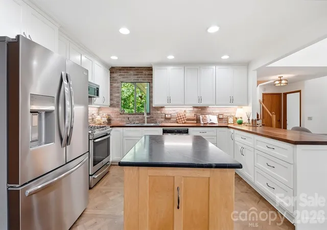 Photo 3 of Single family home for sale at 872 Old Bell Rd, Charlotte, NC 28270 | MLS# 4417666 | Listing updated on 2026-09-12