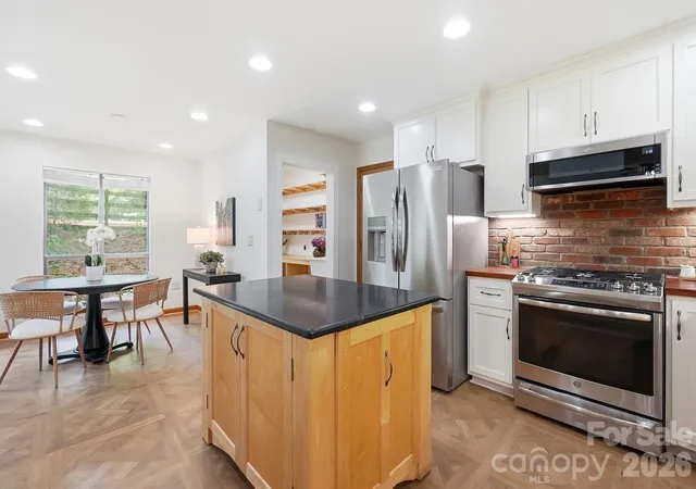 Photo 3 of Single family home for sale at 872 Old Bell Rd, Charlotte, NC 28270 | MLS# 4417666 | Listing updated on 2026-09-12