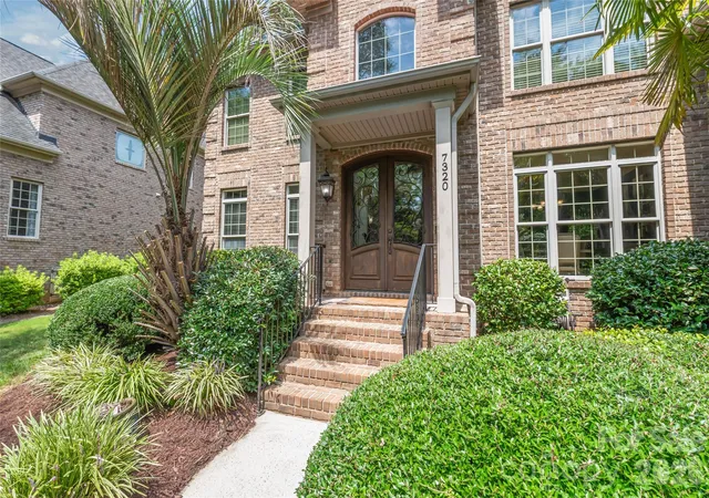 Photo 2 of Single family home for sale at 7320 Summerlin Pl, Charlotte, NC 28226 | MLS# 4418024 | Listing updated on 2026-09-23
