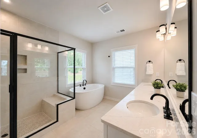 Photo 4 of Single family home for sale at 5132 Glenwalk Dr, Charlotte, NC 28269 | MLS# 4418710 | Listing updated on 2026-09-22