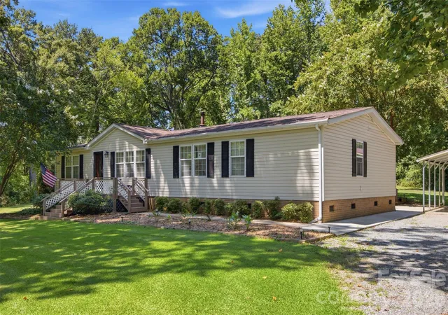 Photo 3 of Single family home for sale at 185 Payne St, Mount Holly, NC 28120 | MLS# 4418769 | Listing updated on 2026-09-29