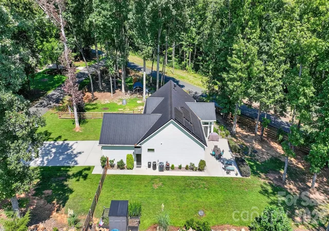 Photo 4 of Single family home for sale at 7342 Milan Dr, Huntersville, NC 28078 | MLS# 4418830 | Listing updated on 2026-10-21