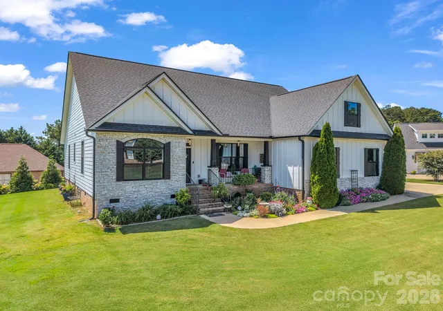 Photo 3 of Single family home for sale at 718 Tinsberry Ln, Inman, SC 29349 | MLS# 4418833 | Listing updated on 2026-09-13