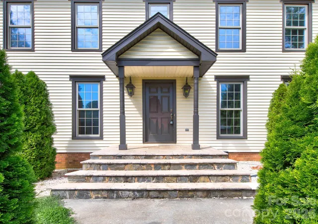 Photo 2 of Sale Pending at 1401 Heatherloch Dr, Gastonia, NC 28054 | MLS# 4418870 | Listing updated on 2026-10-03