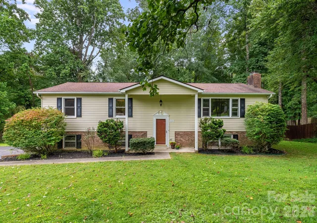 Photo 2 of Single family home for sale at 129 Whisperwood Dr, Hendersonville, NC 28791 | MLS# 4419413 | Listing updated on 2026-09-28