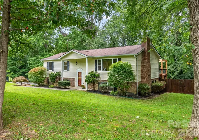 Photo 3 of Single family home for sale at 129 Whisperwood Dr, Hendersonville, NC 28791 | MLS# 4419413 | Listing updated on 2026-09-28