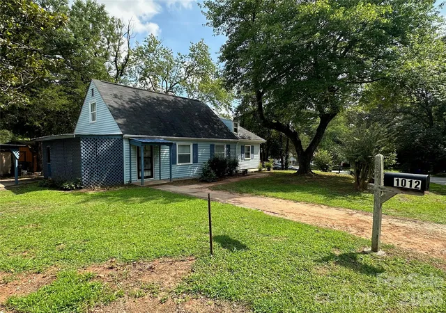 Photo 2 of Single family home for sale at 1012 Louise Rd, Winston Salem, NC 27107 | MLS# 4419508 | Listing updated on 2026-09-27
