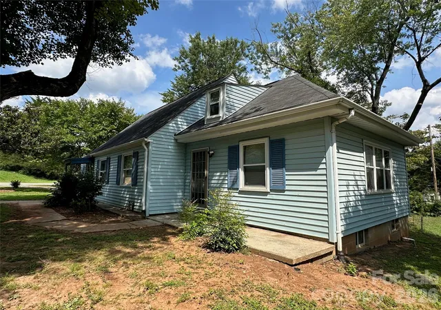 Photo 3 of Single family home for sale at 1012 Louise Rd, Winston Salem, NC 27107 | MLS# 4419508 | Listing updated on 2026-09-27