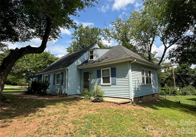 Photo 3 of Single family home for sale at 1012 Louise Rd, Winston Salem, NC 27107 | MLS# 4419508 | Listing updated on 2026-09-27