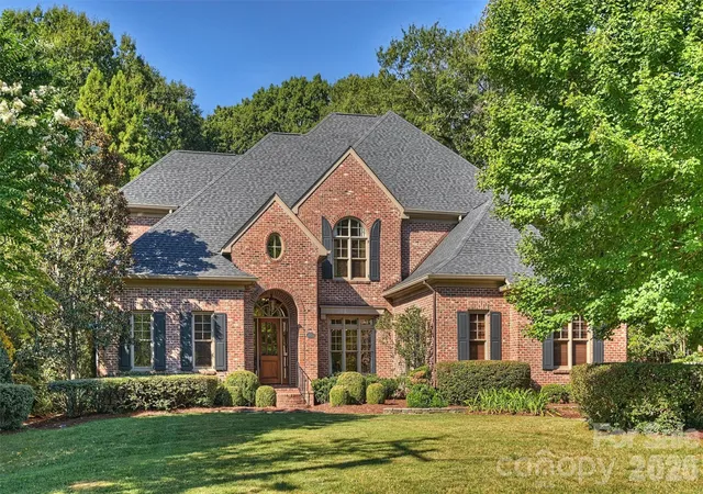 Photo 1 of Sale Pending at 2720 Tanglewood Ln, Charlotte, NC 28211 | MLS# 4419567 | Listing updated on 2026-09-13