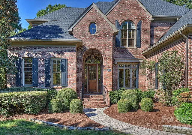 Photo 2 of Sale Pending at 2720 Tanglewood Ln, Charlotte, NC 28211 | MLS# 4419567 | Listing updated on 2026-09-13