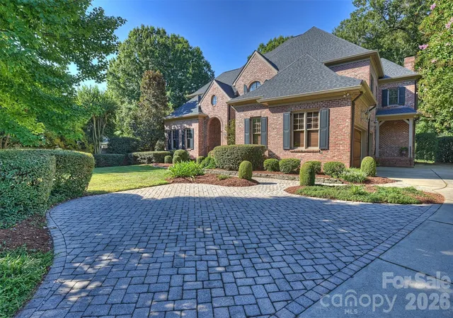 Photo 3 of Sale Pending at 2720 Tanglewood Ln, Charlotte, NC 28211 | MLS# 4419567 | Listing updated on 2026-09-13