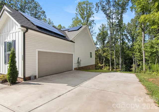 Photo 3 of Single family home for sale at 206 N Harbor Watch Dr, Statesville, NC 28677 | MLS# 4419610 | Listing updated on 2026-10-05