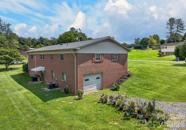 Photo 3 of Single family home for sale at 2559 Sweetbriar Cir, Lenoir, NC 28645 | MLS# 4419656 | Listing updated on 2026-09-15
