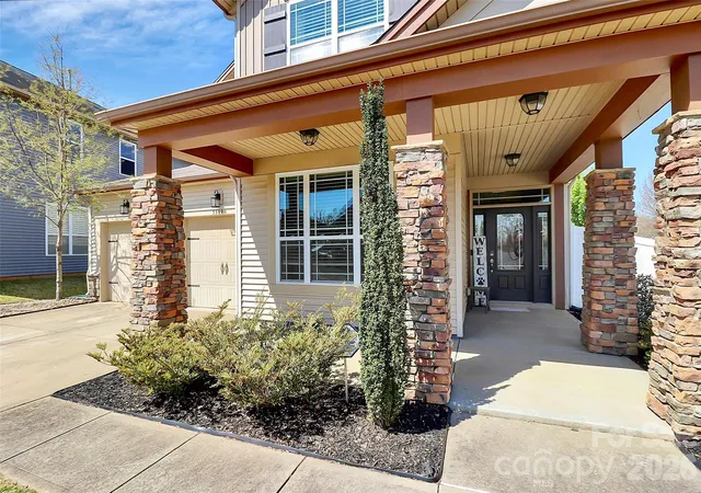 Photo 2 of Sale Pending at 5519 Hubbard Point Dr, Charlotte, NC 28269 | MLS# 4419851 | Listing updated on 2026-09-14