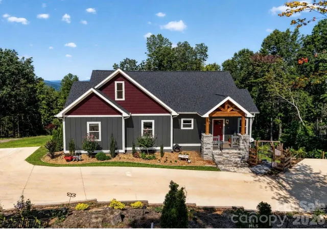 Single family home for sale at 72 Jacks Paw Ln, Hendersonville, NC 28792 | MLS# 4419909