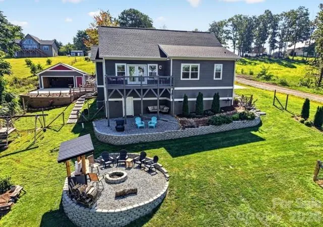 Photo 3 of Single family home for sale at 72 Jacks Paw Ln, Hendersonville, NC 28792 | MLS# 4419909 | Listing updated on 2026-09-28