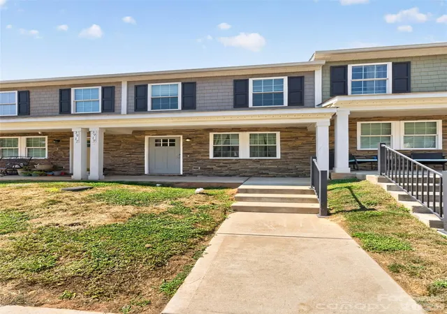 Photo 2 of Townhouse for sale at 3919 Hemingway Dr Nw, Hickory, NC 28601 | MLS# 4420022 | Listing updated on 2026-09-13