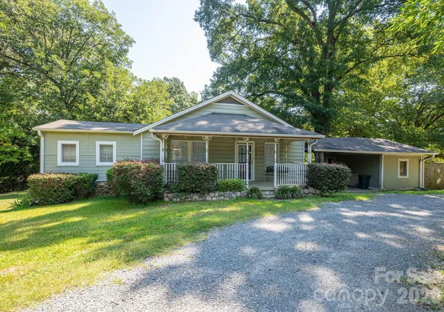 Photo 3 of Single family home for sale at 301 Belt Dr, Gastonia, NC 28056 | MLS# 4420059 | Listing updated on 2026-10-02