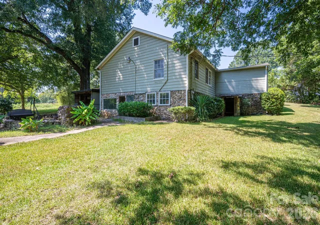 Photo 3 of Single family home for sale at 301 Belt Dr, Gastonia, NC 28056 | MLS# 4420059 | Listing updated on 2026-10-02