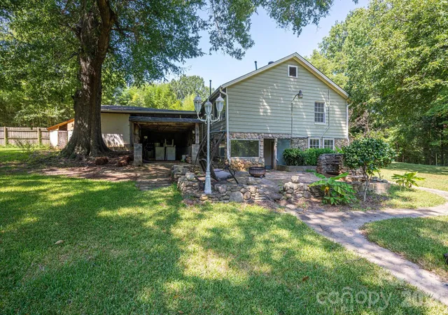 Photo 4 of Single family home for sale at 301 Belt Dr, Gastonia, NC 28056 | MLS# 4420059 | Listing updated on 2026-10-02