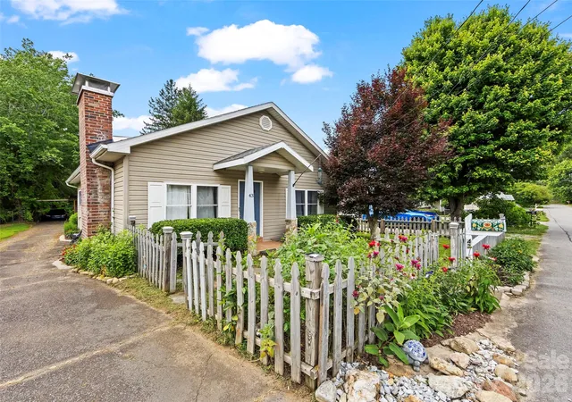 Photo 1 of Single family home for sale at 43 Avery St, Waynesville, NC 28786 | MLS# 4420099 | Listing updated on 2026-09-27