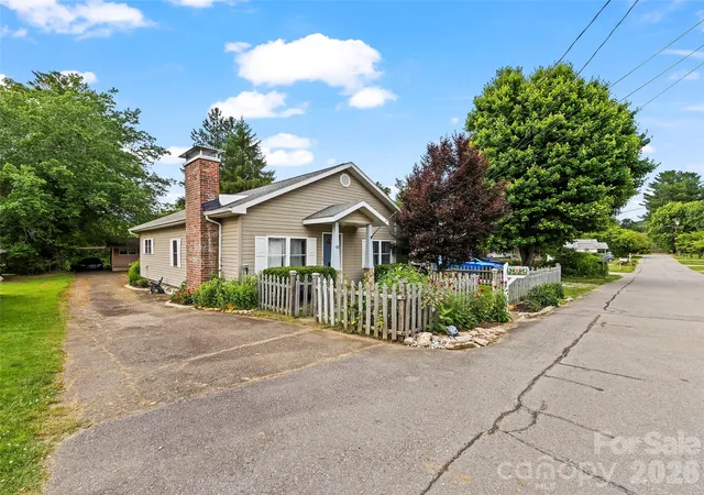 Photo 2 of Single family home for sale at 43 Avery St, Waynesville, NC 28786 | MLS# 4420099 | Listing updated on 2026-09-27