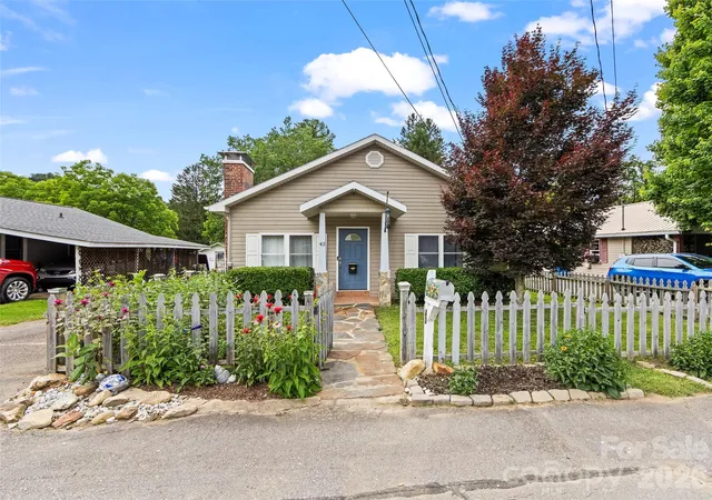 Photo 3 of Single family home for sale at 43 Avery St, Waynesville, NC 28786 | MLS# 4420099 | Listing updated on 2026-09-27