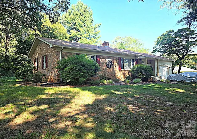 Photo 2 of Single family home for sale at 2925 4th Street Dr Ne, Hickory, NC 28601 | MLS# 4420149 | Listing updated on 2026-09-15