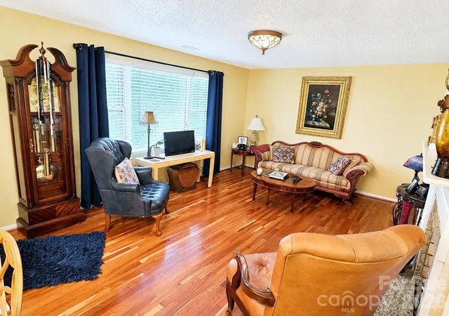 Photo 3 of Single family home for sale at 2925 4th Street Dr Ne, Hickory, NC 28601 | MLS# 4420149 | Listing updated on 2026-09-15