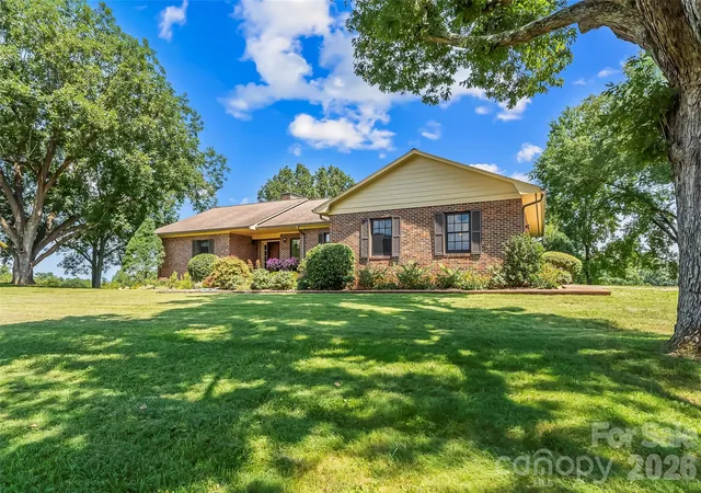 Photo 1 of Single family home for sale at 402 Catawba St, Morganton, NC 28655 | MLS# 4420175 | Listing updated on 2026-10-01