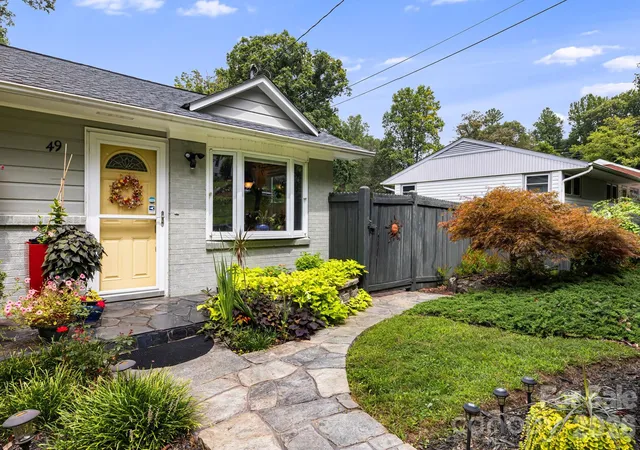 Photo 3 of Single family home for sale at 49 White Pine Dr, Asheville, NC 28805 | MLS# 4420186 | Listing updated on 2026-09-13