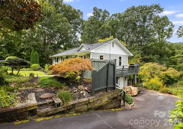 Photo 3 of Single family home for sale at 49 White Pine Dr, Asheville, NC 28805 | MLS# 4420186 | Listing updated on 2026-09-13