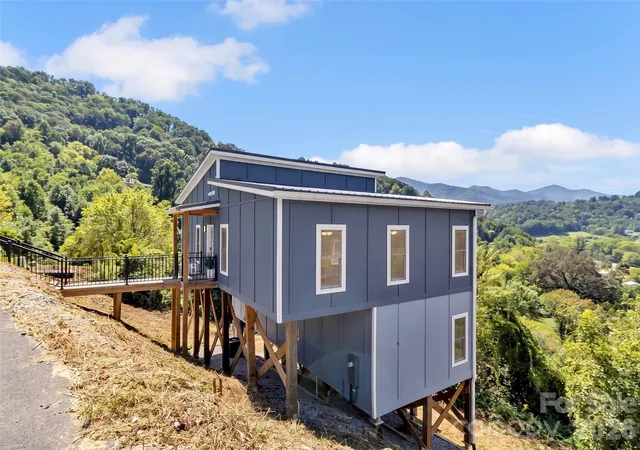 Photo 4 of Single family home for sale at 185 Kadire Dr, Waynesville, NC 28785 | MLS# 4420272 | Listing updated on 2026-10-10