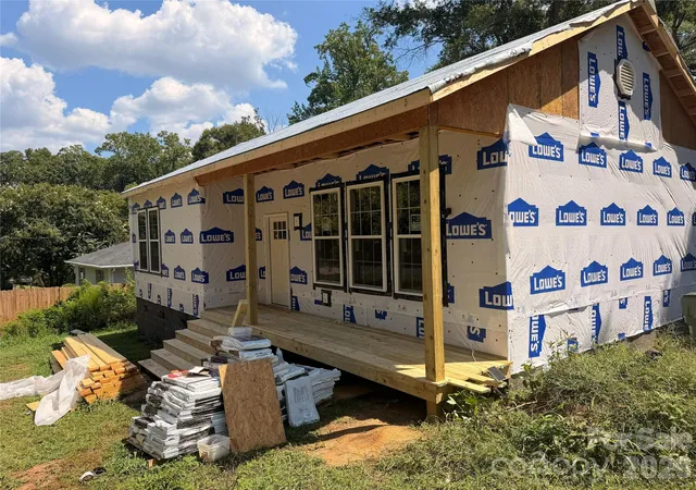 Photo 1 of Single family home for sale at 207 Mauney St, Mount Holly, NC 28120 | MLS# 4420290 | Listing updated on 2026-09-28