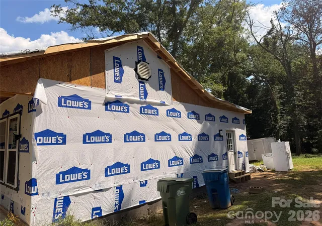 Photo 2 of Single family home for sale at 207 Mauney St, Mount Holly, NC 28120 | MLS# 4420290 | Listing updated on 2026-09-28